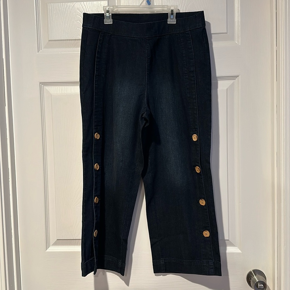 Women’s Soft Surroundings Dark Wash Wide Leg Crop Jean w/ Button Leg Accent - M